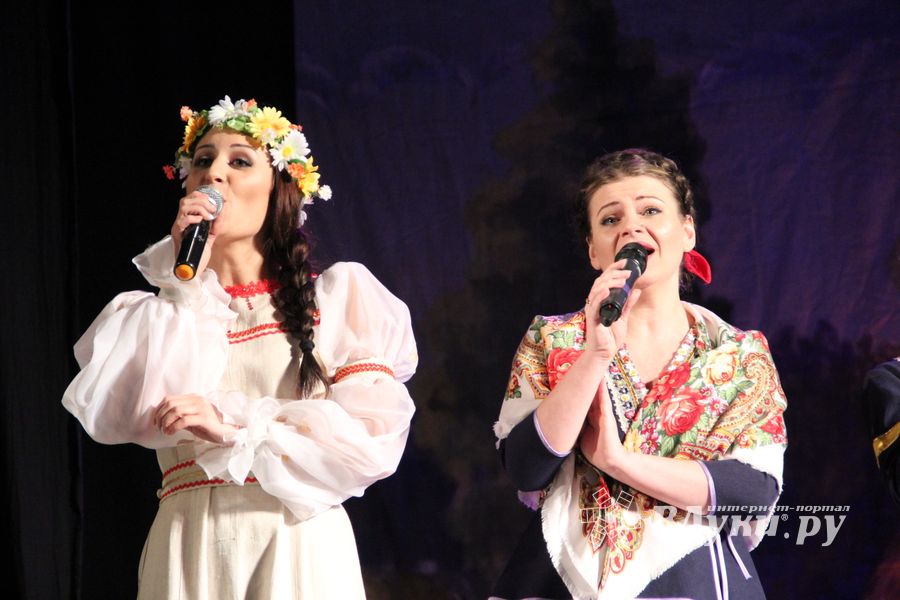 Кони стоят пьяные, хлопцы запряженные — в ГДК Ленина сыграли «Свадьбу в Малиновке» (ФОТО)