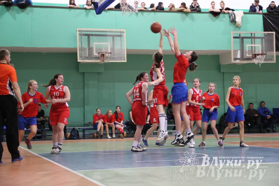 В Великих Луках прошли финальные игры муниципального этапа «КЭС-Баскет» (фото)