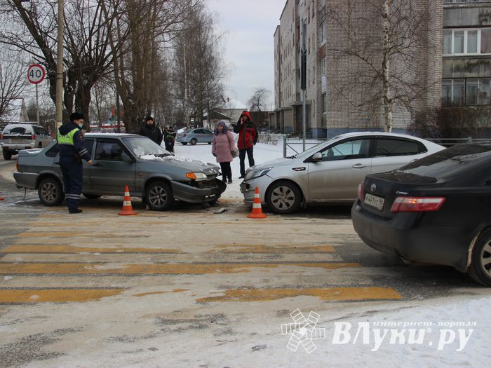 Лобовое ДТП на улице Печорской в Великих Луках (ФОТО)