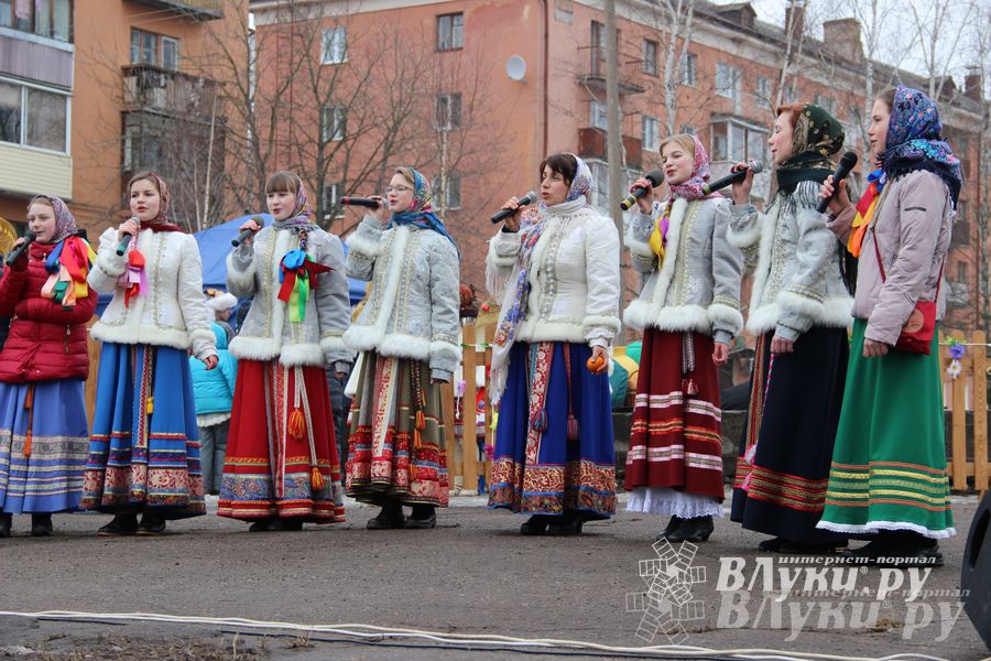 В Великих Луках состоялись проводы Широкой Масленицы — 2015 (фото)
