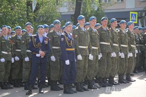Парад Победы в Великих Луках (фото)