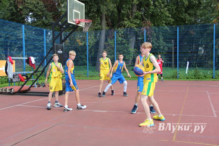 В Великих Луках прошли региональные соревнования «Оранжевый мяч» (ФОТО)
