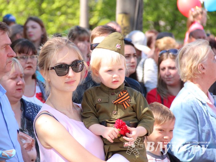 По центральному проспекту Великих Лук прошёл  «Бессмертный полк» (0+) (ФОТО)
