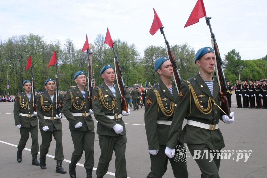 В Великих Луках прошел Военный парад