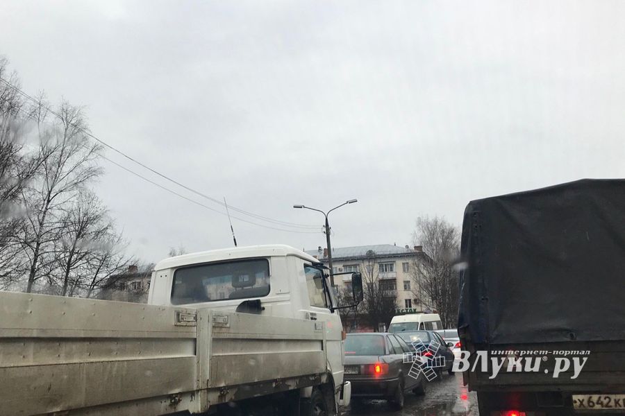 В Великих Луках на Ленина-Дьяконова перекрыли дорогу — город встал (ФОТО)