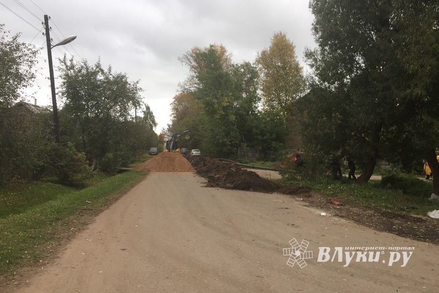 В Великих Луках ведутся работы по укладке газопровода — перекрыта дорога (ФОТО)