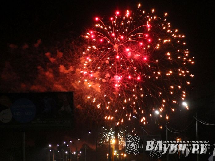 Праздничным концертом и салютом завершились празднования Дня Победы в Великих Луках (фото)