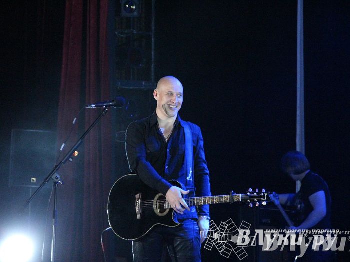 В Великих Луках состоялся концерт Дениса Майданова