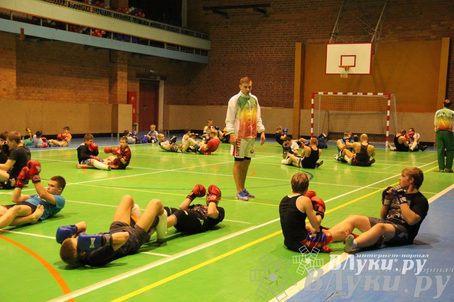 В Великих Луках прошел мастер-класс по кикбоксингу (фото)