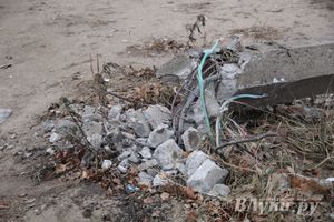 В Великих Луках пьяный водитель снес столб (фото)