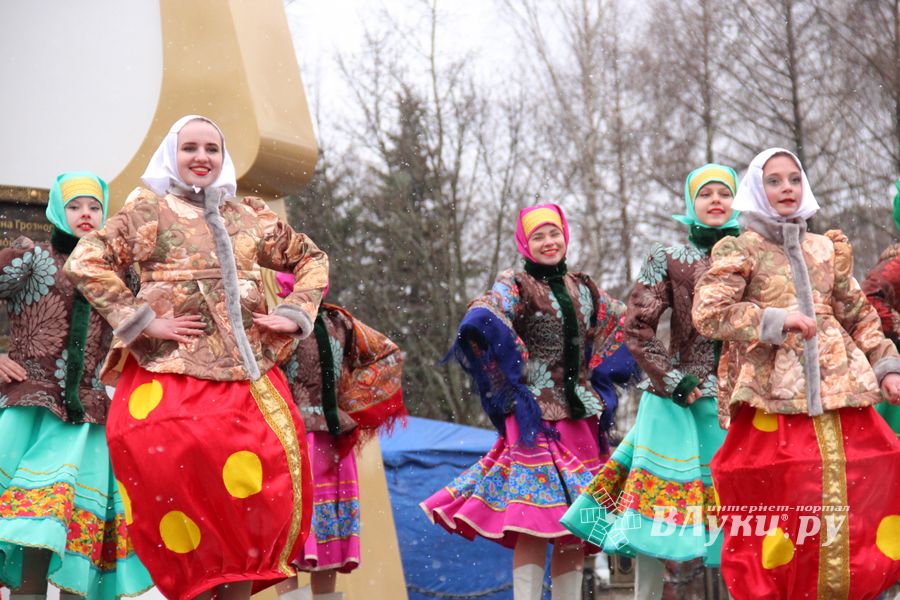 В Великих Луках сожгли Масленицу (фото)