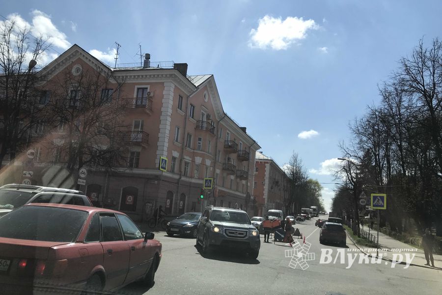 На Октябрьском обновляют «зебры», движение временно затруднено (ФОТО)