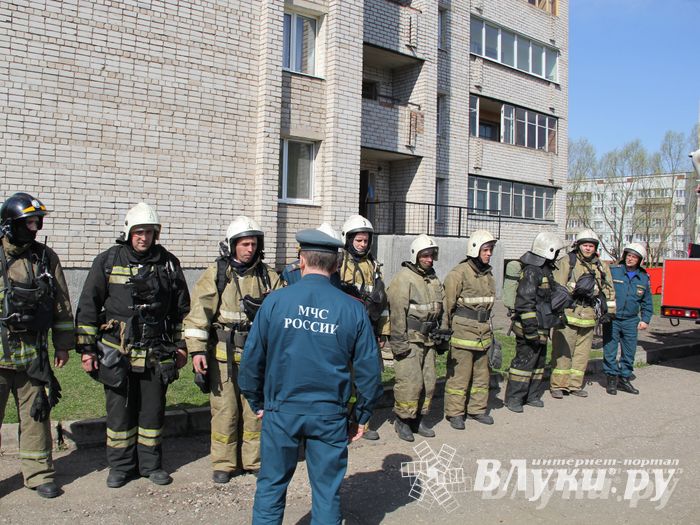 В Великих Луках прошли соревнования пожарных расчетов