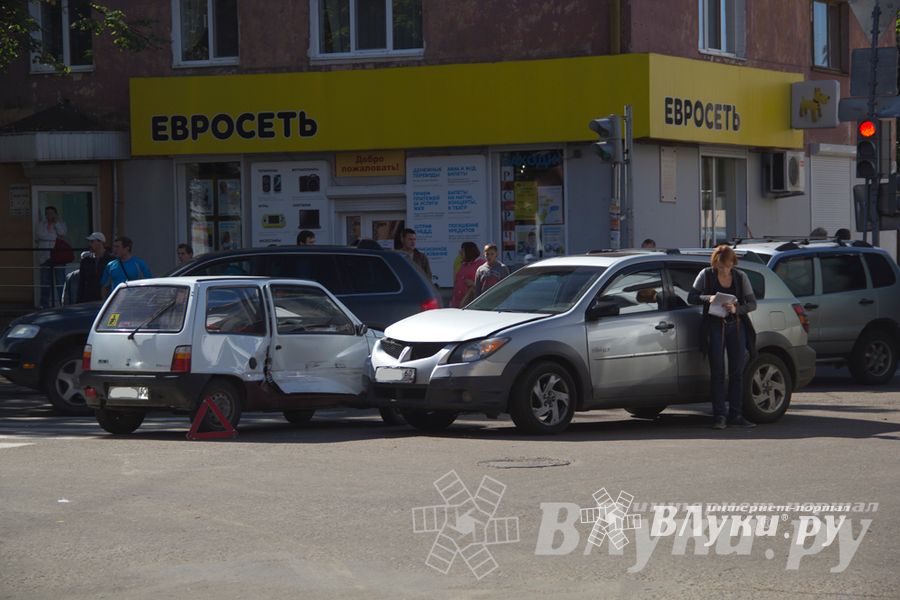 ДТП в Великих Луках: дорогу не поделили «Ока» и «Понтиак» (ФОТО)
