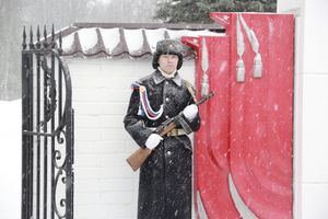 Великолучане возложили цветы на братском мемориальном захоронении (ФОТО)