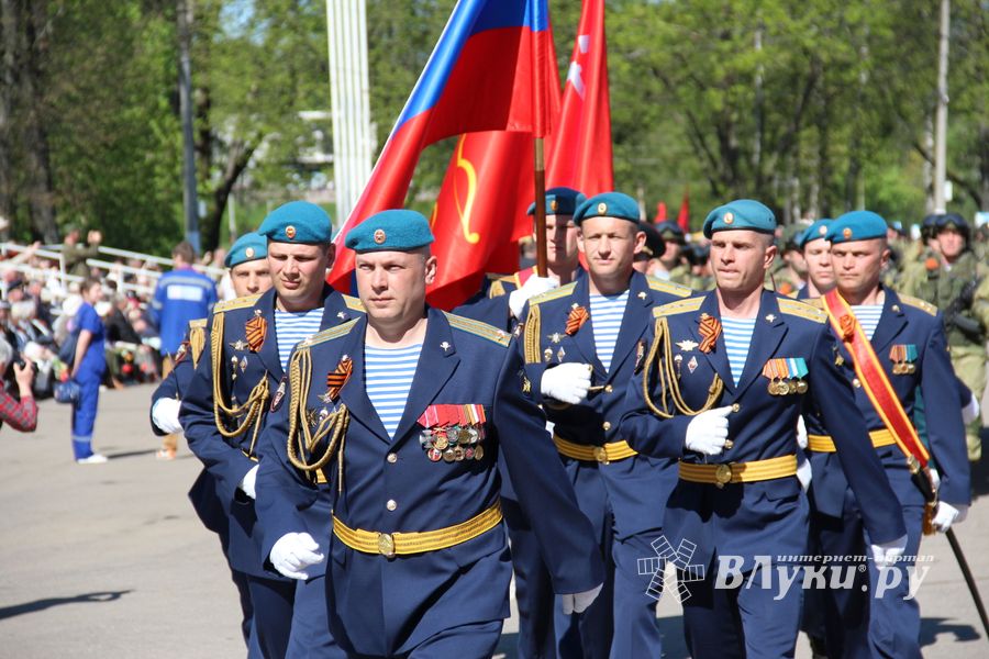 В Великих Луках прошел Парад Победы (ФОТО)