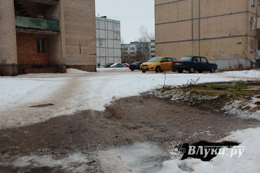 Фотофакт: провал асфальта на Гоголя в Великих Луках