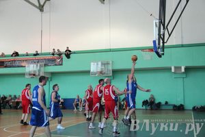 Баскетболисты Великих Лук сыграли со сборной Дмитрова