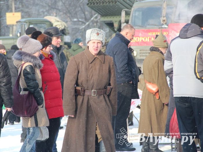 Великолучанам показывают армейскую технику и кормят кашей (6+) (ФОТО)