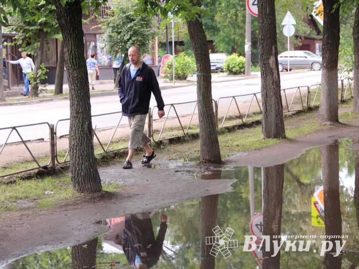 Мечта великолучан: по городу в чистой обуви (ФОТО)