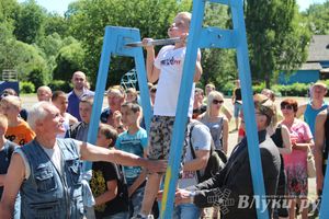 В Великих Луках состояли соревнования по подтягиванию на турнике (фото)