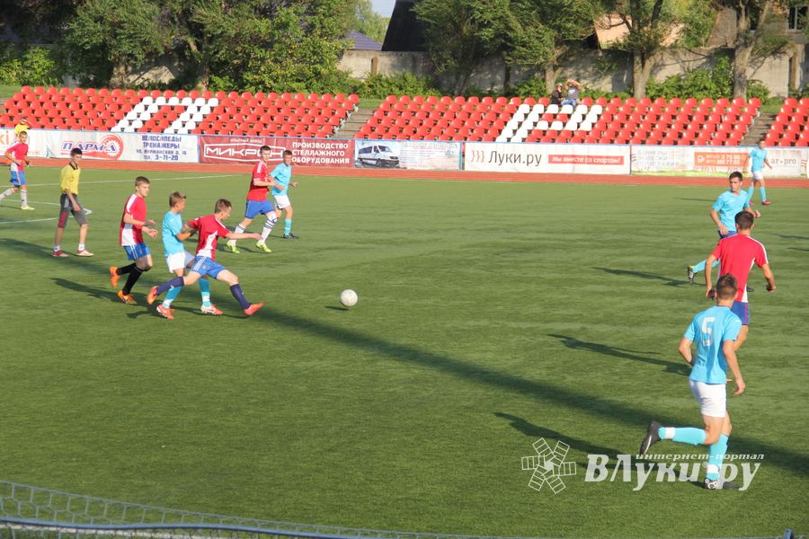 В минувшие выходные великолучане сыграли в футбол (фото)
