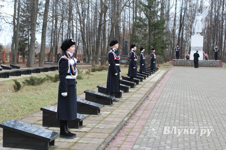 Родственники погибших солдат приняли участие в возложении цветов в Великих Луках