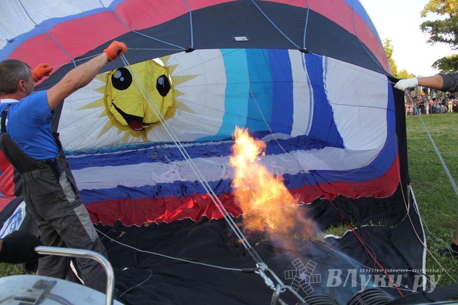 В Великих Луках открылась Международная юбилейная встреча воздухоплавателей (фото)