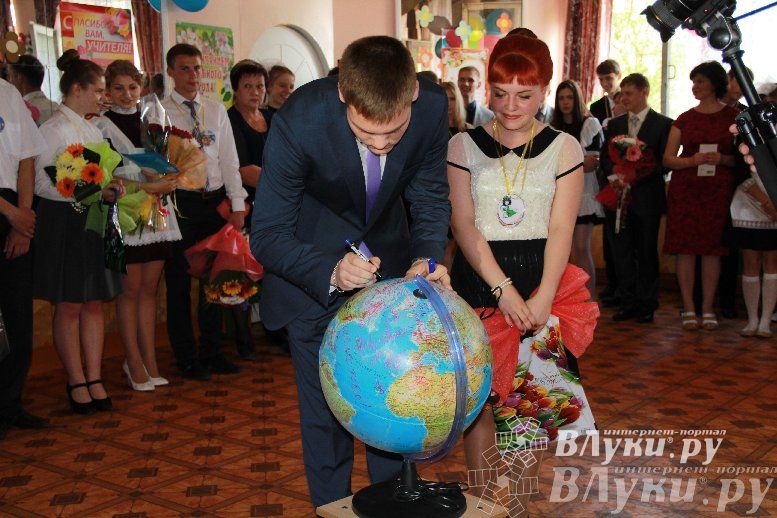 В Великих Луках прозвенели «Последние звонки»