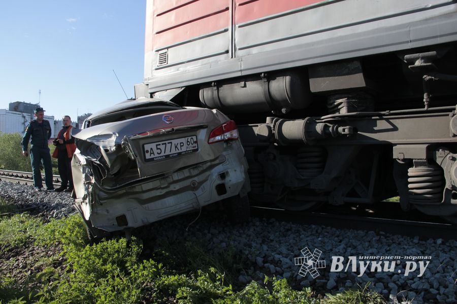 Фоторепортаж: ДТП на железнодорожном переезде в Великих Луках