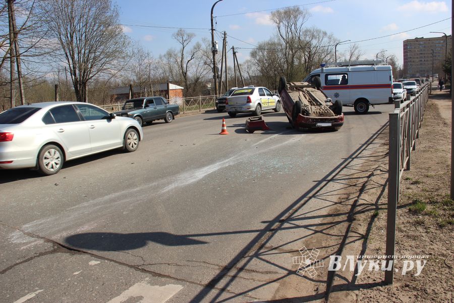 Водитель без прав устроил ДТП в Великих Луках (ФОТО)