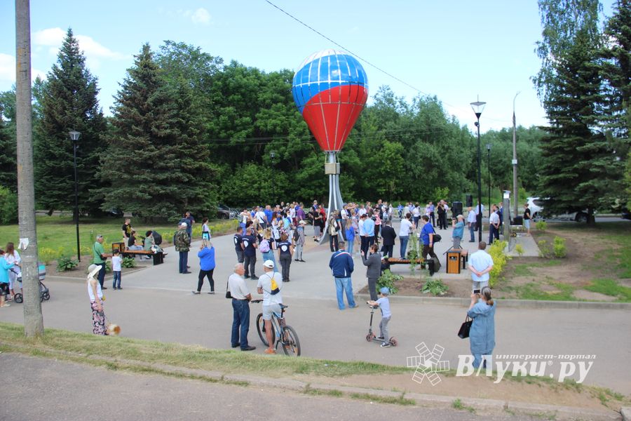 Памятный знак воздухоплаванию открыли в Великих Луках