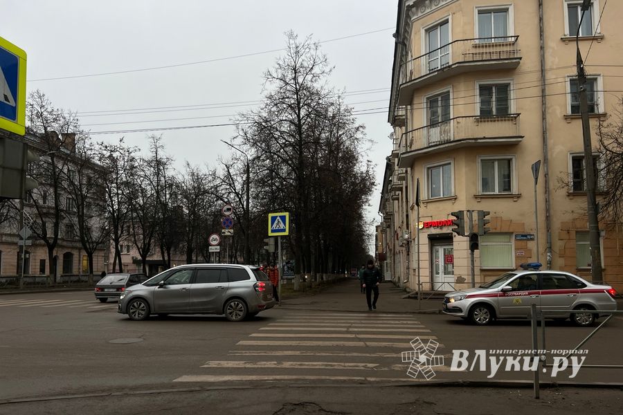 На трёх перекрёстках Великих Лук не работают светофоры