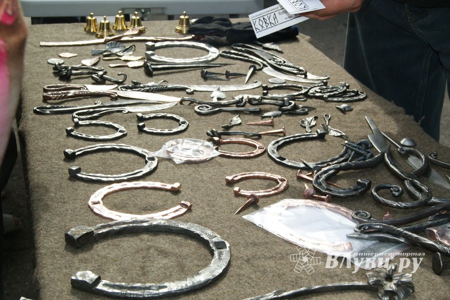 Псковский кузнечный двор на празднике Дня флага РФ в Великих Луках