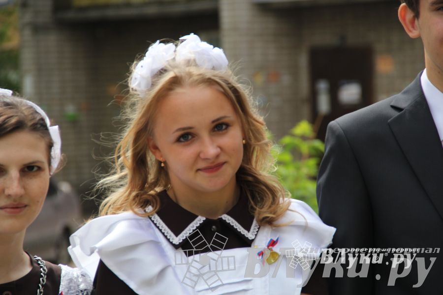 «Последний звонок» в школах Великих Лук