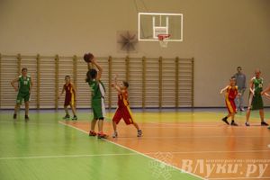 Интересный баскетбольный матч прошел в Великих Луках (фото)