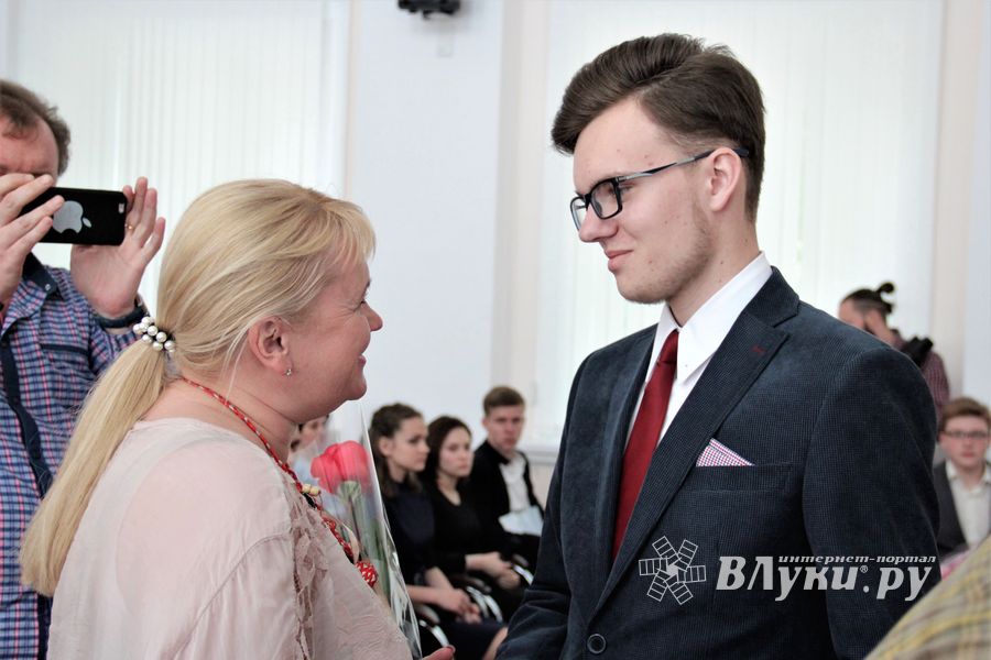 Лучших выпускников Великих Лук наградили «Золотыми парусами» (ФОТО)
