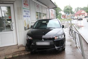 В Великих Луках автомобиль протаранил ограждение и «припарковался» на остановке (ФОТО)