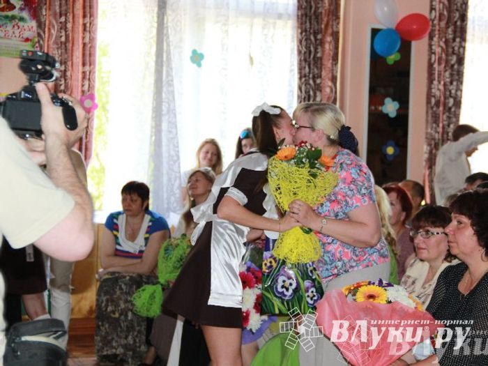 В Великих Луках прозвенели «Последние звонки»