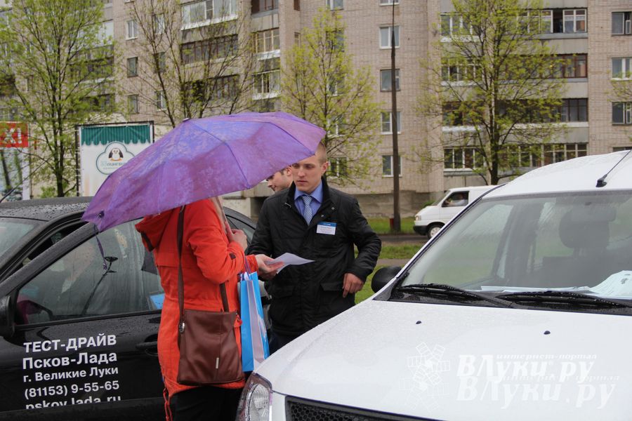 В Великих Луках прошла «Весенняя автоярмарка Великие Луки — 2015» (фото)