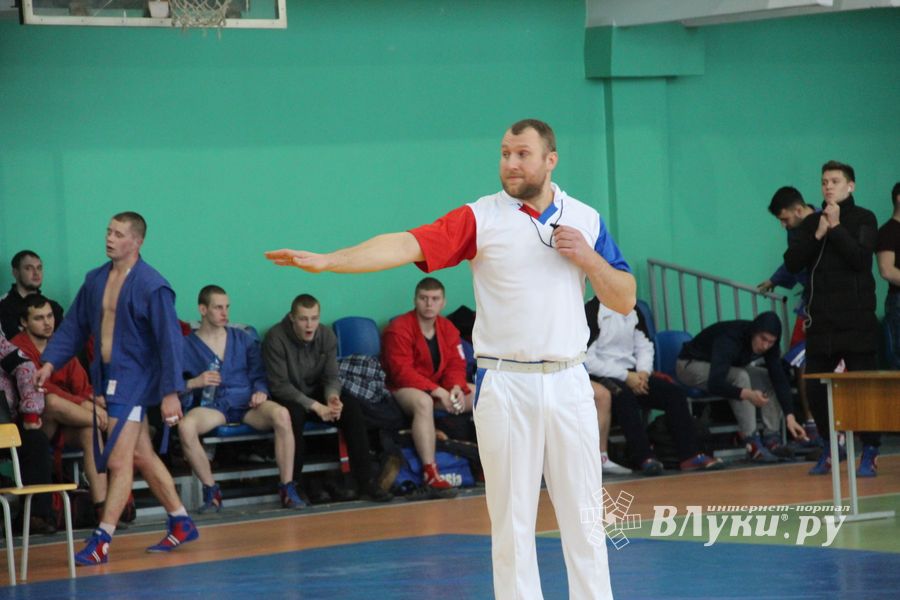 В Великих Луках - время жарких схваток