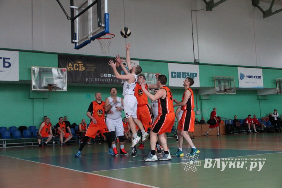 Великолучане — серебряные призеры межрегионального турнира ветеранов баскетбола (ФОТО)