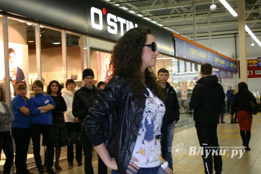 Торговый центр «Апельсин» поздравил прекрасных дам с праздником весны