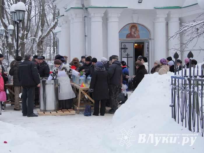 Великолучане запасаются святой водой (фото)