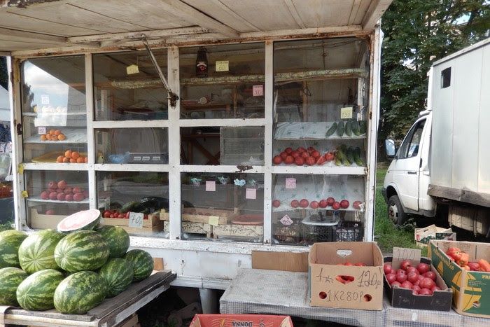 Великолучанин возмущается «ущербной, грязной торговлей в центре города» (ФОТО)