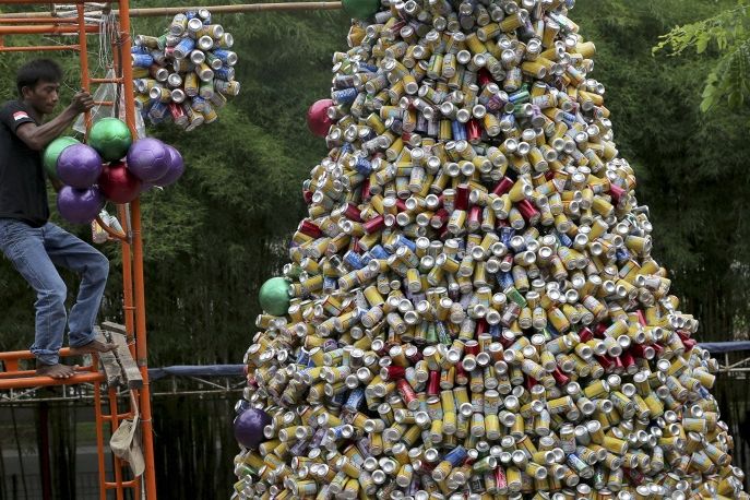 Старые машины, дрова и использованные банки: нетрадиционные идеи для рождественской елки