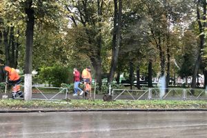 На пр. Октябрьском устанавливают ограждения (ФОТО)