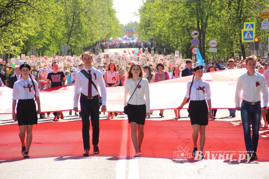 По центральному проспекту Великих Лук прошёл  «Бессмертный полк» (0+) (ФОТО)
