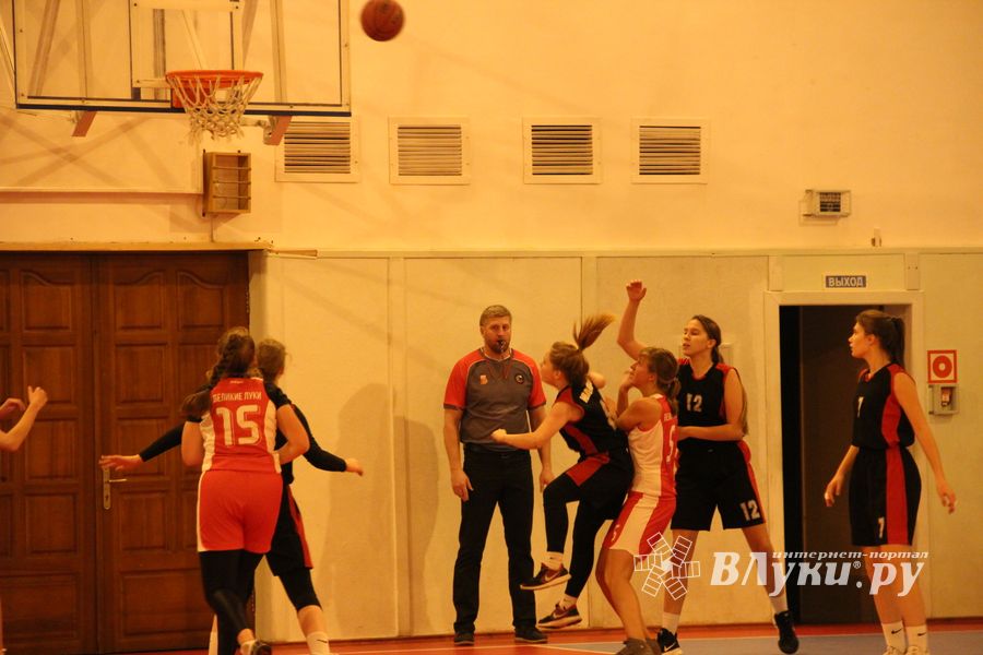 Великолукские баскетболистки борются за Кубок города (ФОТО)
