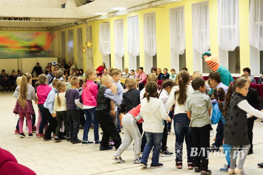 В Великих Луках первоклассники из малоимущих семей стали обладателями новых школьных портфелей (ФОТО)